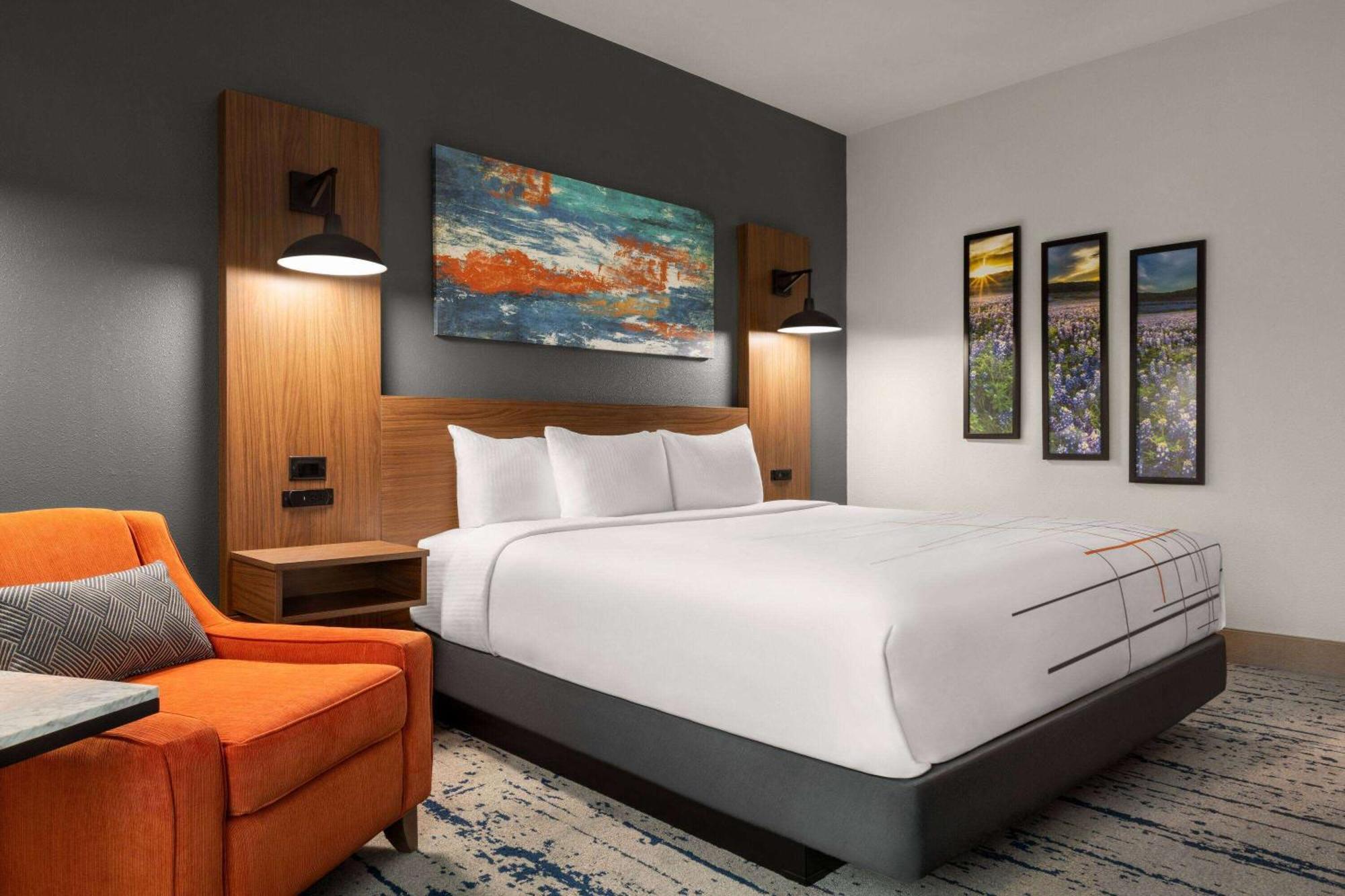 La Quinta Inn & Suites By Wyndham Austin South Bagian luar foto