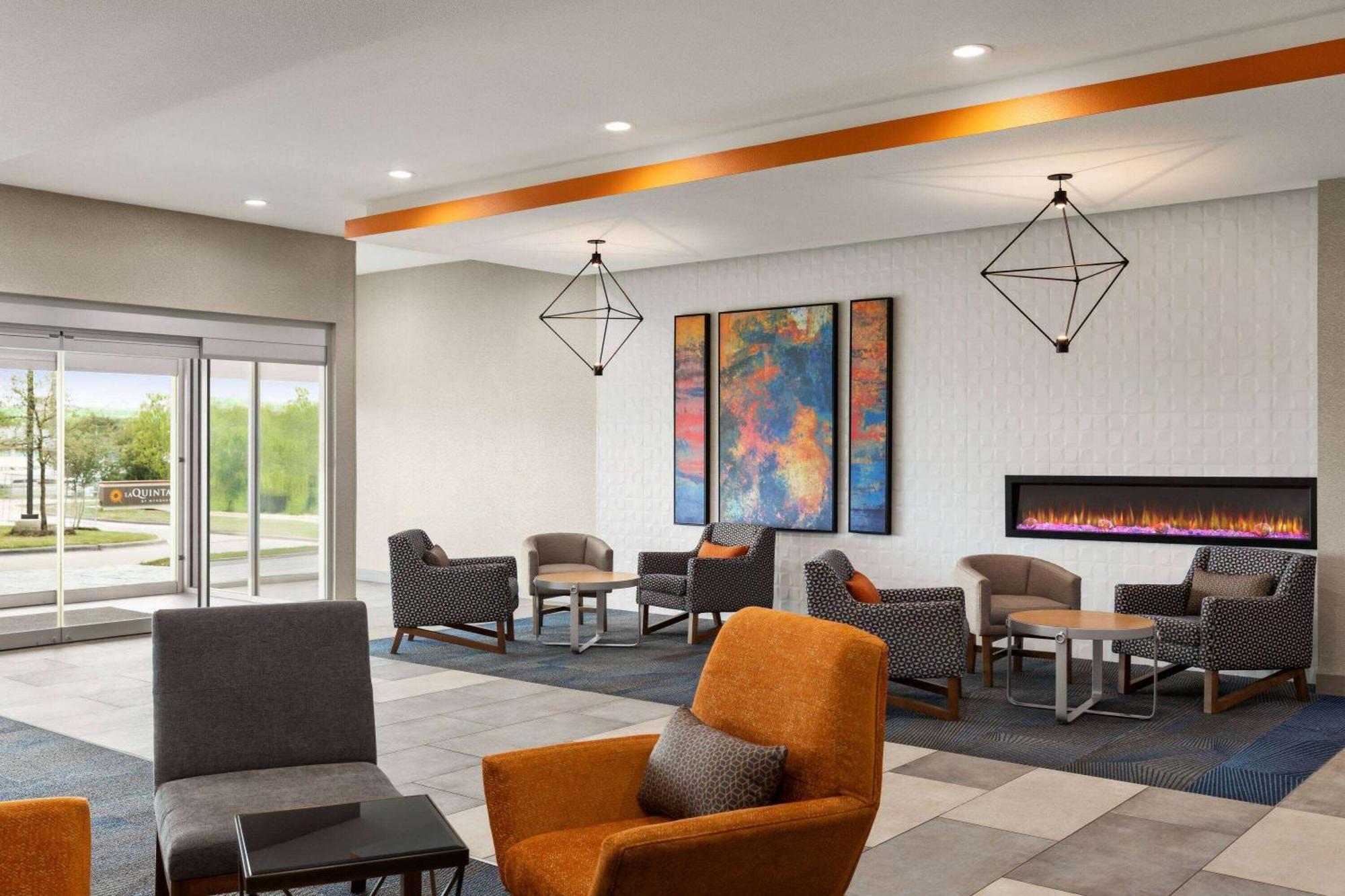 La Quinta Inn & Suites By Wyndham Austin South Bagian luar foto