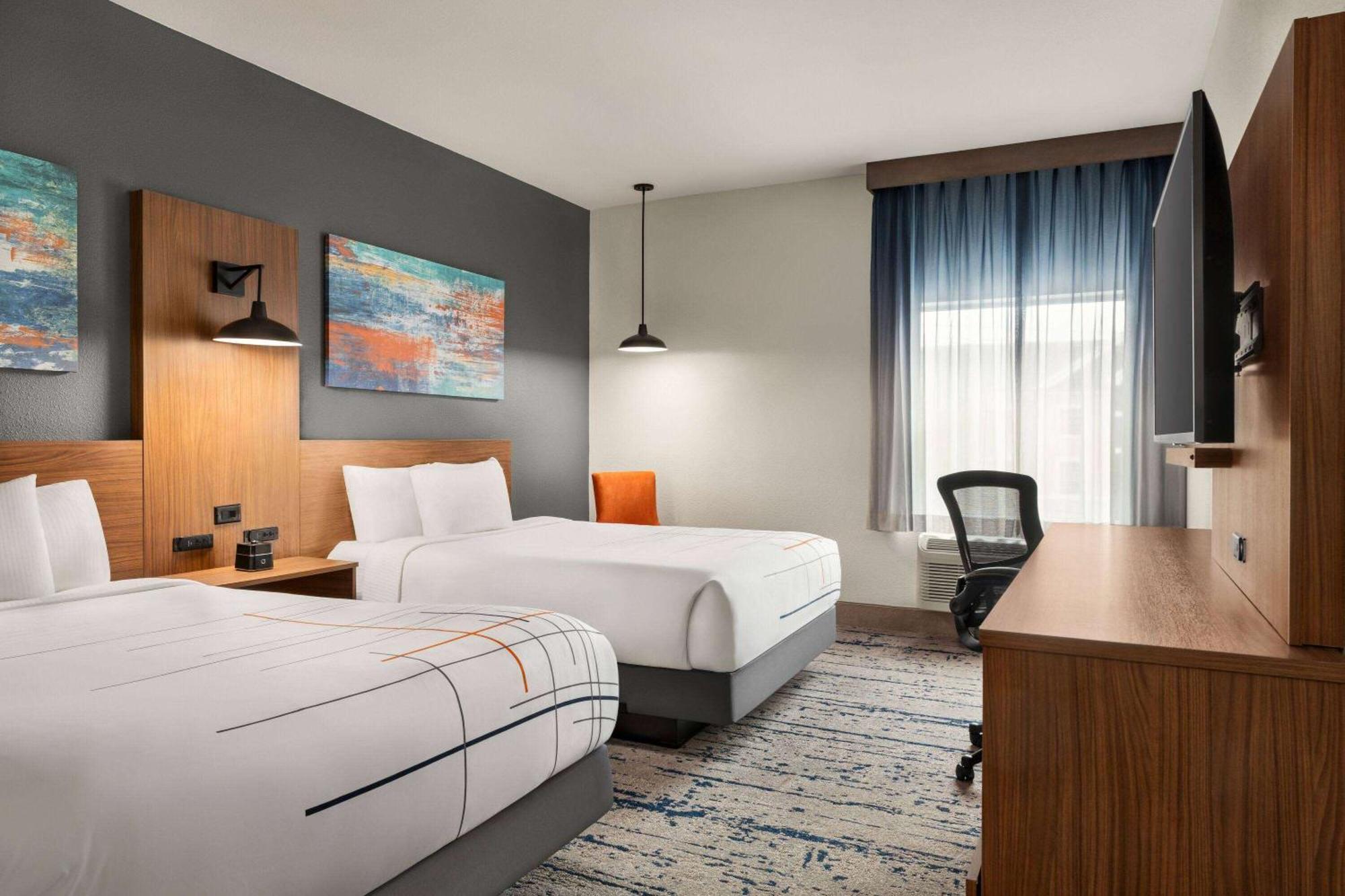 La Quinta Inn & Suites By Wyndham Austin South Bagian luar foto