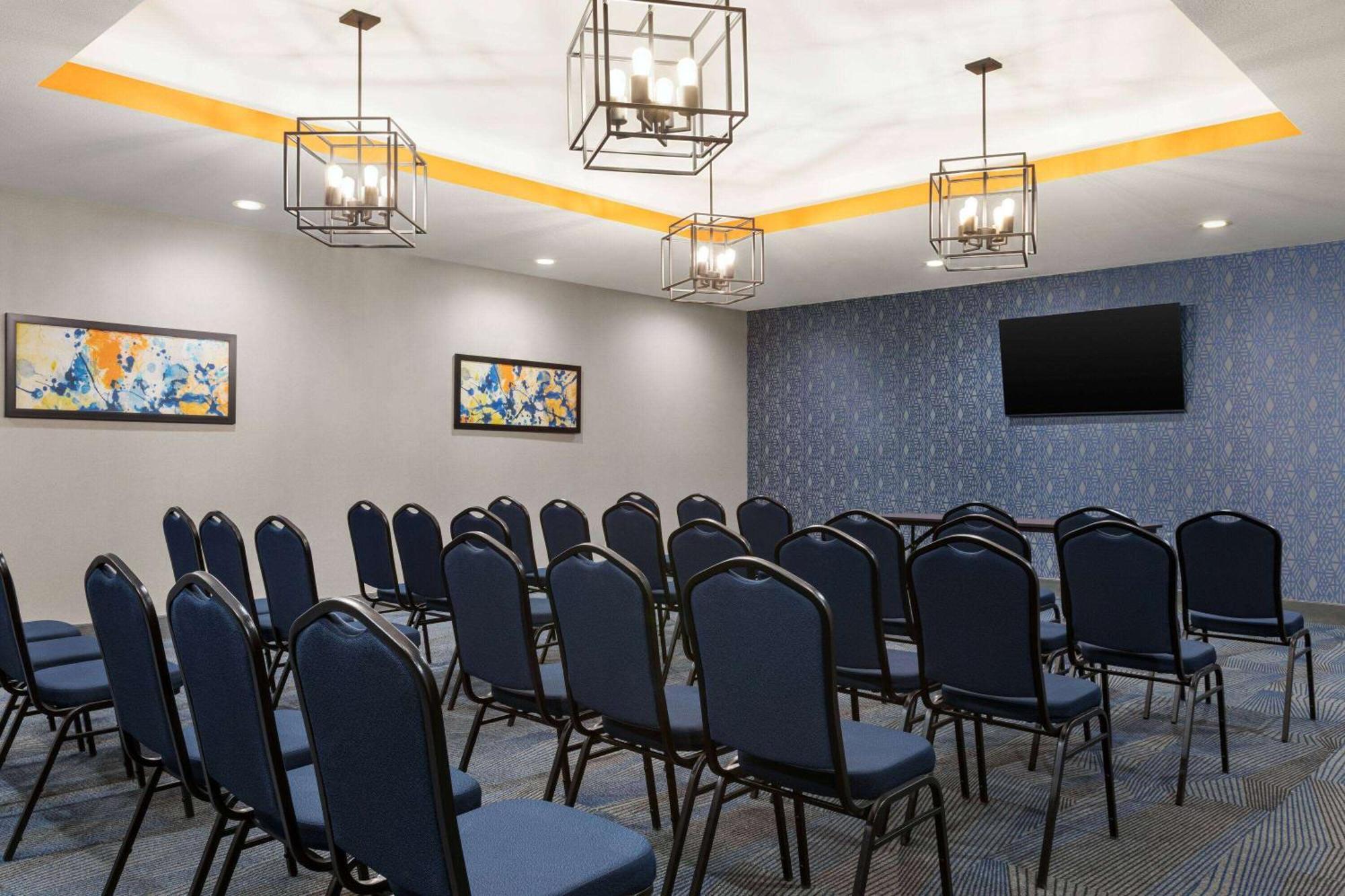 La Quinta Inn & Suites By Wyndham Austin South Bagian luar foto